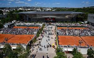Vue panoramique des courts de tennis du TC Caen sous un ciel normand