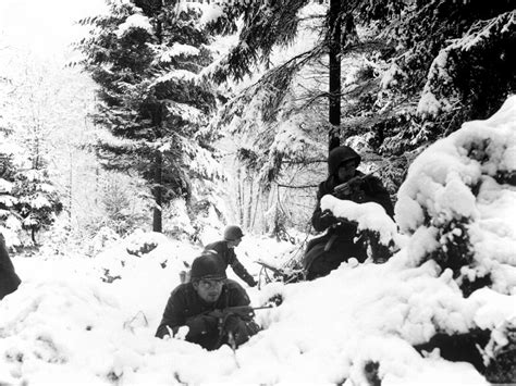 Soldats américains dans les Ardennes enneigées