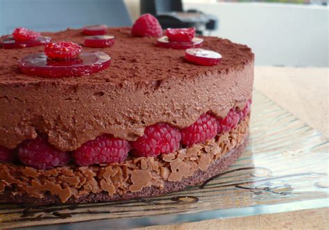 Gâteau Framboisier au Chocolat décoré de framboises fraîches