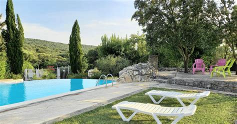 piscine de gîte ensoleillée entourée de verdure