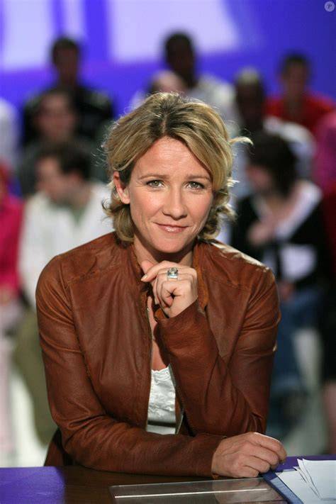 Une présentatrice sur un plateau de télévision moderne