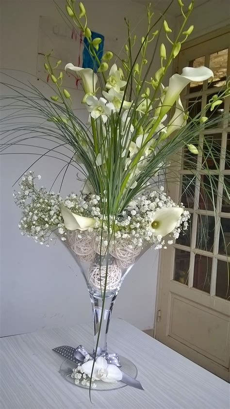 Composition florale d'hortensias roses dans un vase Martini élégant