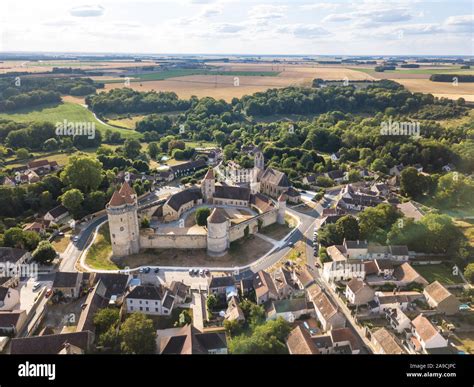 Vue panoramique d'un château médiéval entouré de vignes