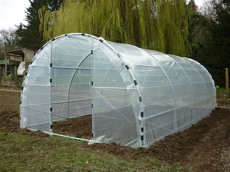 Photo d'une serre tunnel professionnelle dans un jardin
