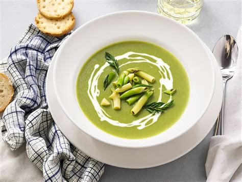Plat de crème d'asperges et de chou-fleur, décoré d'herbes fraîches