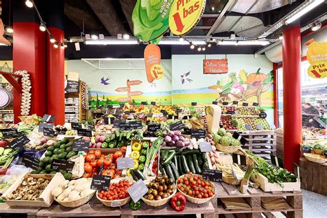 Intérieur d'un magasin de ferme avec des produits bio