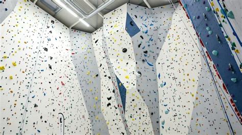 Comparaison entre mur d'escalade en salle et falaise extérieure