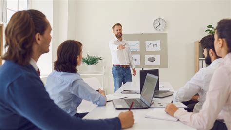 Apprenti en discussion avec un formateur