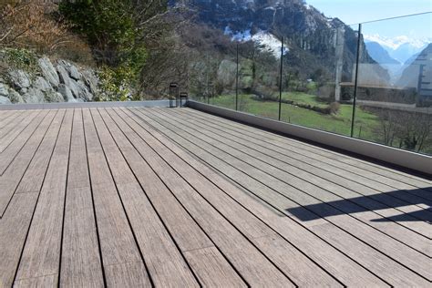 Bambou envahissant détruisant une terrasse