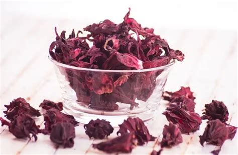 Plat de fleurs d'hibiscus séchées