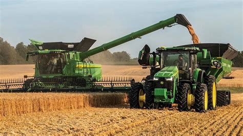 Moissonneuse-batteuse John Deere en action dans un champ