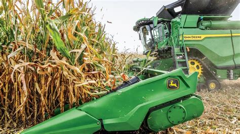 Vue rapprochée d'un cueilleur à maïs John Deere