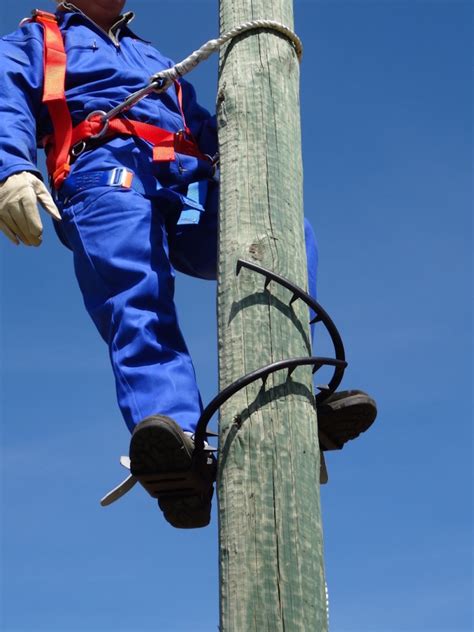 Grimpettes utilisées pour l'escalade d'arbres