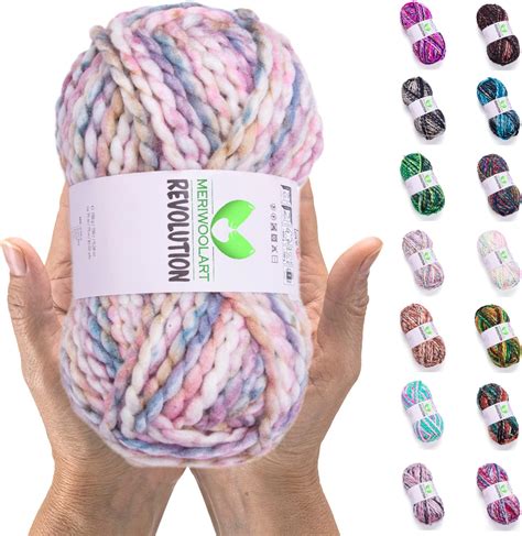 Crochet et pelote de laine épaisse de couleur claire