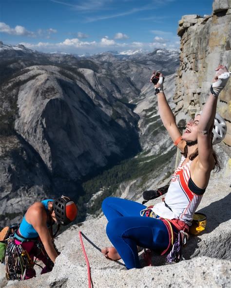 Laura Pineau en pleine ascension d'une fissure de granit en Italie