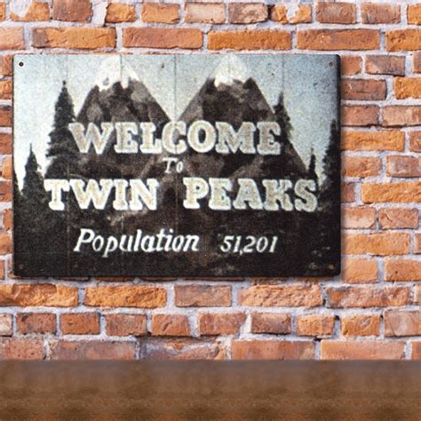 Le panneau Welcome to Twin Peaks devant les montagnes brumeuses