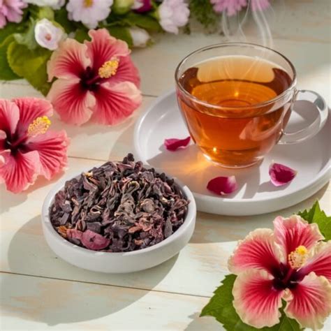 Plat décoré avec des pétales d'hibiscus séchés