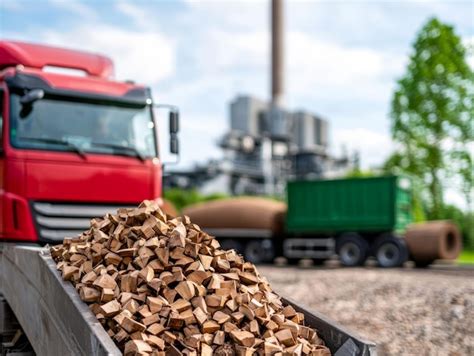 Camion livrant des copeaux de bois