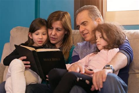 Famille lisant la Bible ensemble