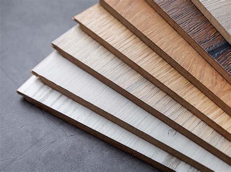 Photo en gros plan d'un panneau en stratifié compact fixé sur un bac en bois