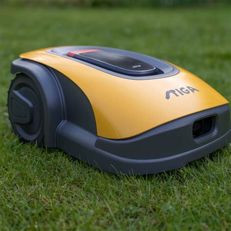 Robot tondeuse Stiga en action sur une pelouse