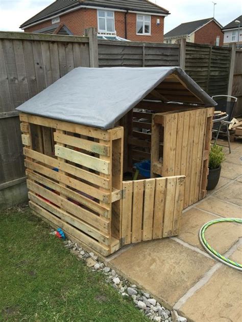 Images de diverses créations de jardin en palettes: cabane, banc, sentier