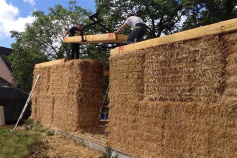 Un chantier participatif de construction d'une maison en paille et terre