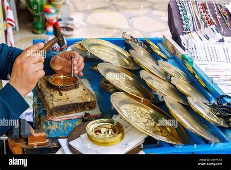 Artisans indiens travaillant sur des textiles