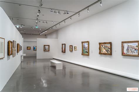 Exposition d'art contemporain dans une salle du château