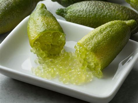 Fruits de citron caviar ouverts révélant les perles