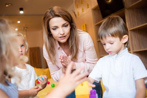 Moniteur-éducateur en interaction avec un enfant