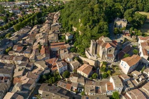 Vue aérienne de Chabeuil avec sa ville fortifiée