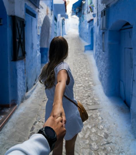 une femme voilée tenant la main d'un homme