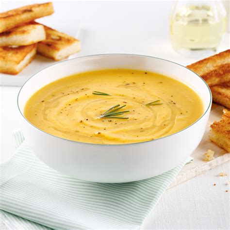 Bol de potage onctueux à la courge avec garniture