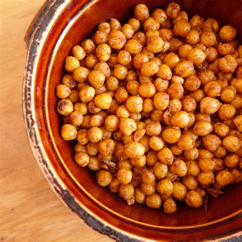 Pois chiches rôtis à l'érable sur une plaque de cuisson