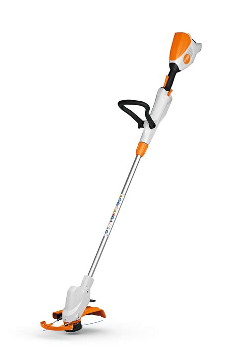 Illustration montrant l'utilisation d'un coupe-bordure Stihl 36V sur une zone en pente avec herbes hautes