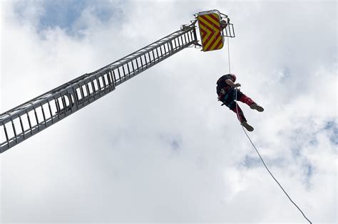 Pompier du GRIMP en rappel depuis une éolienne