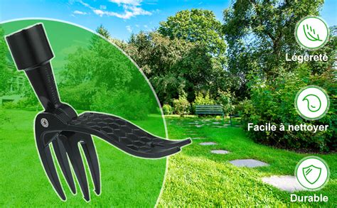 Image montrant un jardinier utilisant un outil manuel pour retirer une mauvaise herbe avec ses racines