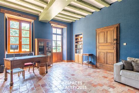 Intérieur chaleureux et lumineux d'un gîte de ferme rénové