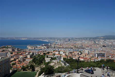 Vue panoramique du paysage urbain de Narbonne avec ses quartiers résidentiels et la proximité de la Méditerranée