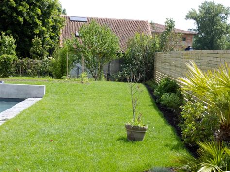 jardin aménagé avec des solutions d'occultation naturelles et végétales
