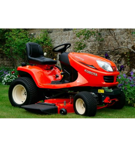 Tondeuse autoportée Kubota en action sur un vaste espace vert