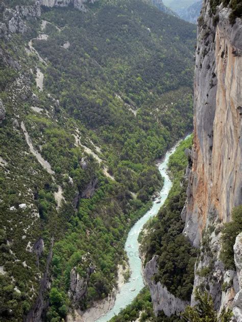 Panorama des falaises calcaires surplombant les gorges du Verdon