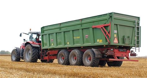 Tracteur de pelouse équipé d'une remorque et d'accessoires de jardinage
