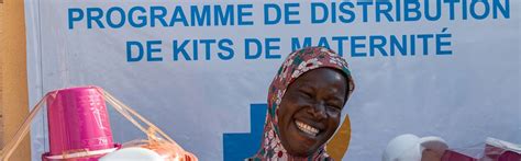 Bénévoles préparant des kits de maternité pour les mères en situation de précarité