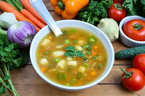 Bol de soupe de concombre et carottes décoré avec de la coriandre fraîche