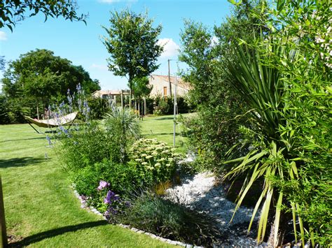conception de jardin moderne avec terrasses et massifs fleuris