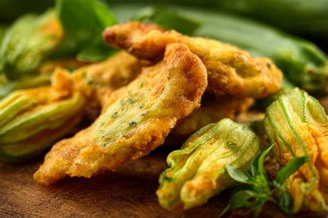 Fleurs de courge en beignets dorés et croustillants