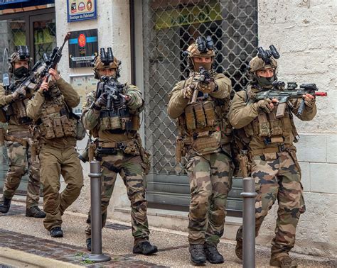 Soldat français en mission opérationnelle avec son équipement complet