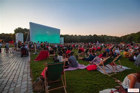 cinéma en plein air dans un parc de château